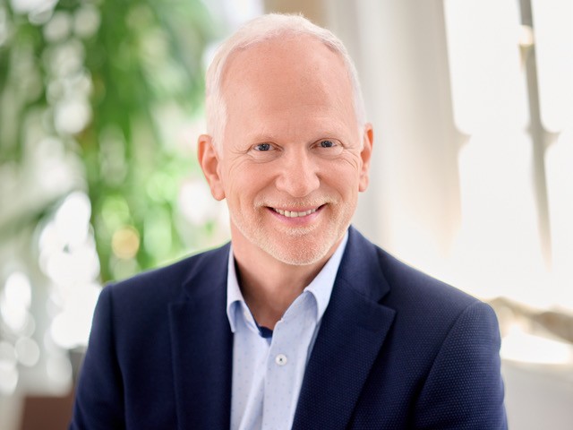 Holger Martin Wilkens mit direktem Blick in die Kamera